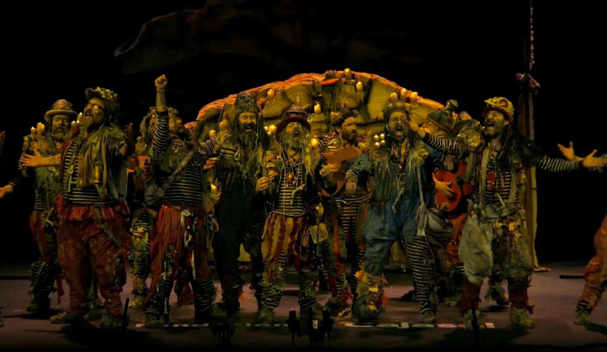 Imagen de la comparsa la ciudad invisble interpretando en el escenario